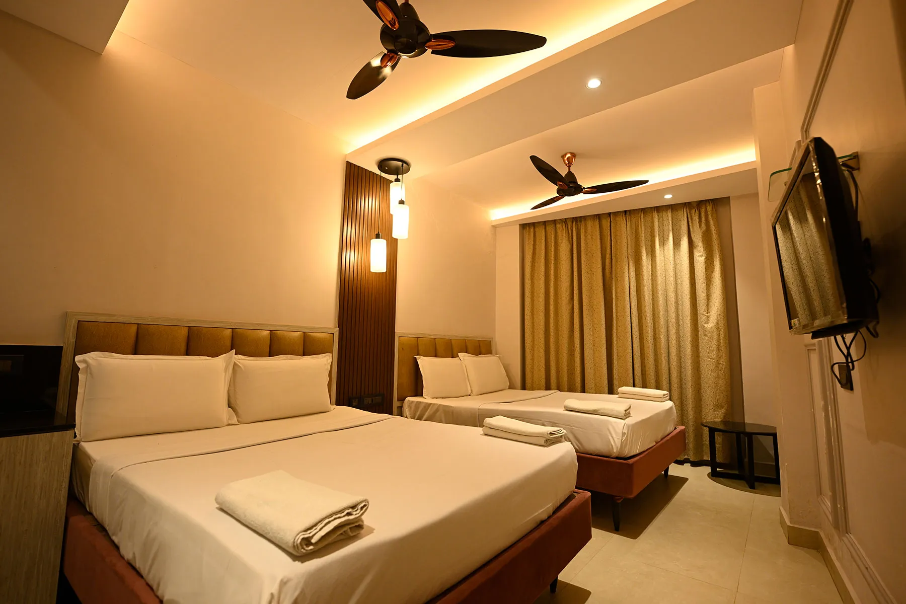 Four Bed Luxury Front Balcony Sea Facing